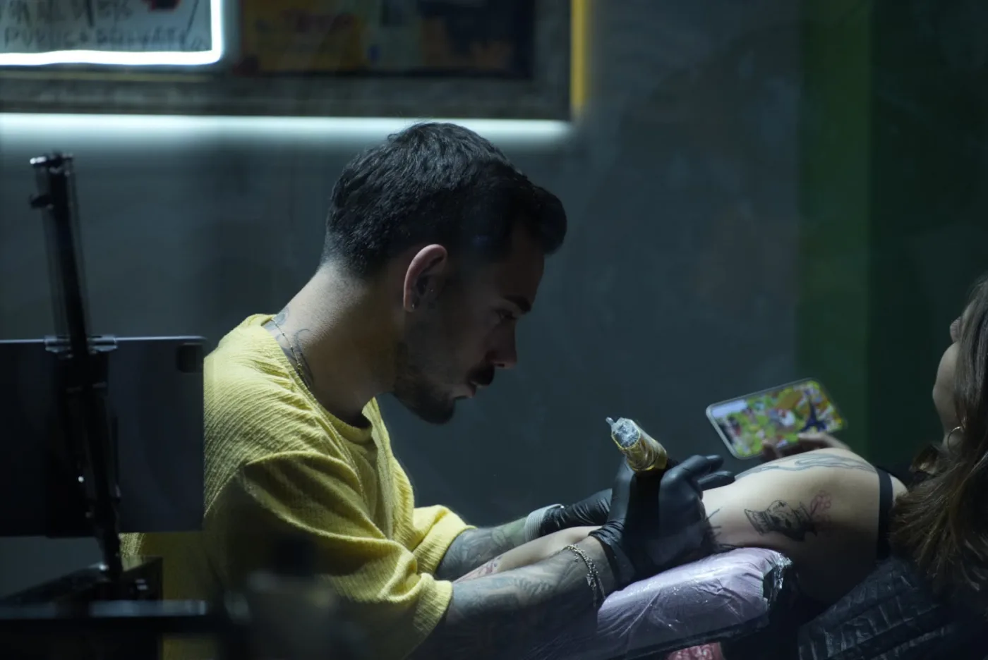 Mehmet Ali Yağmur tätowiert einen Kunden