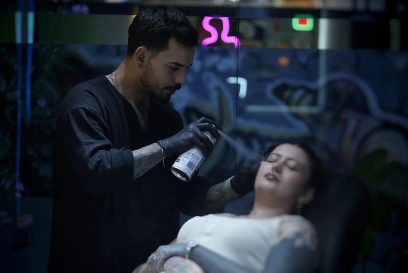 Dövme veya Piercing Enfeksiyon Belirtileri: Normal İyileşme mi, Doktora mı Gitmeli?